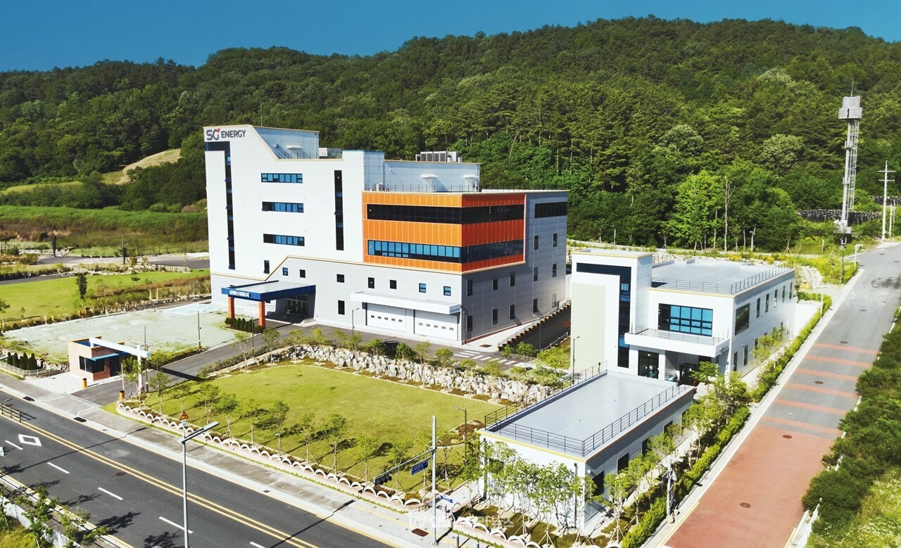 [르포] 레일 위를 흐르는 태양광 모듈… 에스지에너지 BIPV 신공장에 가다 면적·설비 확대해 연 30MW 생산체계 구축… 맞춤형·규격형 ‘투트랙’으로 수요 대응