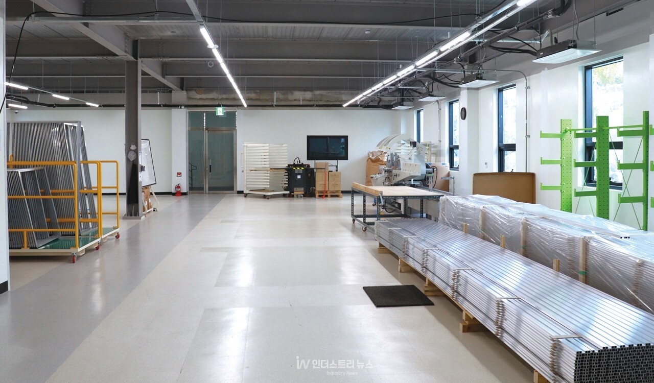 신공장 옆 건물에 마련된 BIPV 모듈 프레임 제작공간. 제품 규격에 맞춘 프레임 가공·조립 작업이 이곳에서 진행된다. [사진=인더스트리뉴스]<br>