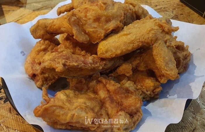 대통령 '치킨값 점검' 예고에 업계 긴장...세무조사·국감까지 겹쳤다 - 뉴스 썸네일 이미지