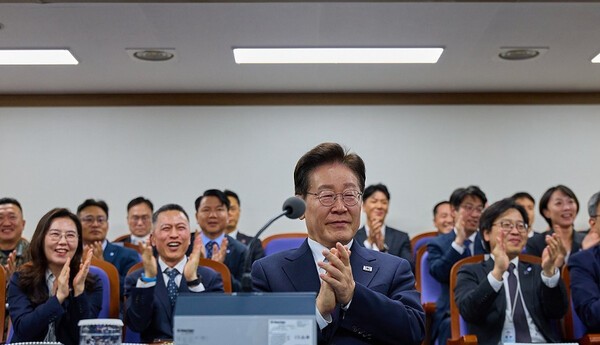 '게임체인저' 극초음속 비행체 첫 시험발사 성공... '10년 집념' 이끈 주... - 뉴스 썸네일 이미지
