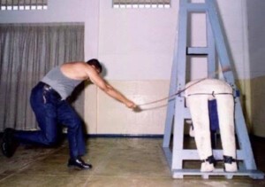 싱가포르, 사기범들에 '태형' 의무화…무술 유단자가 최대 24대 '곤장' 때린다