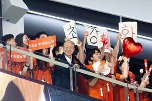 김승연 한화 회장, 한국시리즈 준우승 이글스 선수단에 ‘오렌지색 폰’ 선물