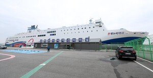 휴대폰 보며 ‘딴짓’… 여객선 좌초 책임 일항사·조타수 긴급 체포